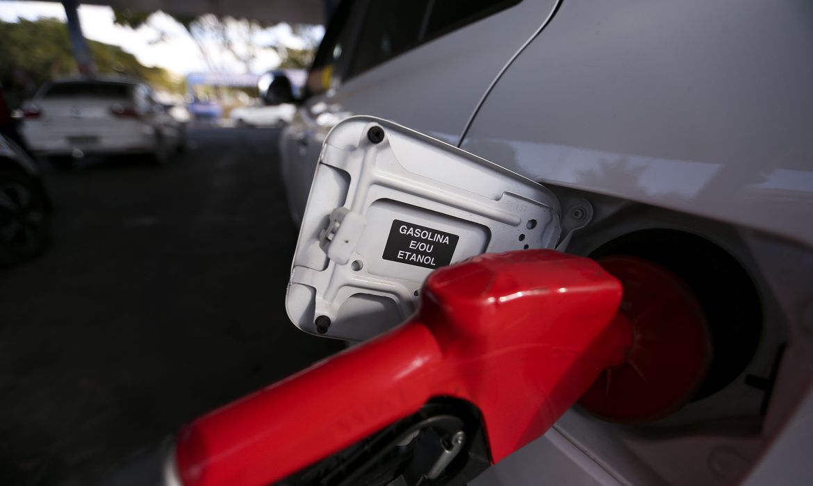 Brasília - Postos de combustíveis ajustam os preços e repassam para o consumidor o aumento da alíquota do PIS e Cofins pelo litro da gasolina(Marcelo Camargo/Agência Brasil)