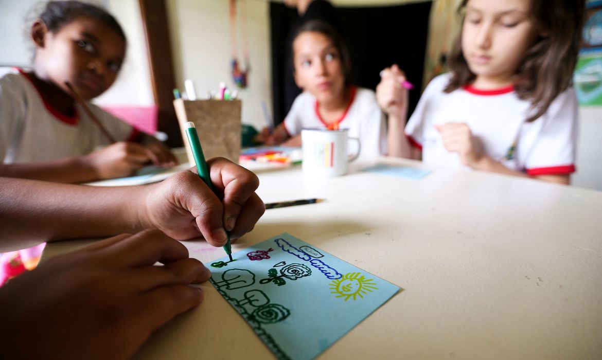Brasília - Alunos da rede pública de ensino do DF realizam atividades de educação ambiental na Escola da Natureza.( Marcelo Camargo/Agência Brasil)