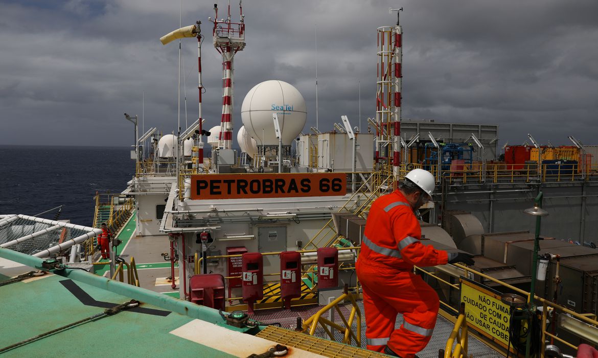2020-04-27t215713z_1_lynxnpeg3q25s_rtroptp_4_brazil-election-petrobras.jpg