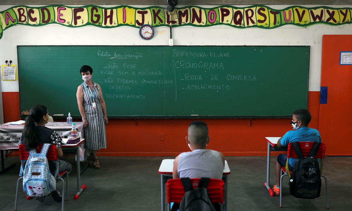 Professora Eliane Conconi conversa com alunos em sala de aula da escola Thomaz Rodrigues Alckmin, no primeiro dia de retorno das escolas do estado de São Paulo para atividades extracurriculares em meio ao surto de coronavírus (COVID-19) em São Paulo, Brasil 7 de outubro de 2020 . REUTERS / Amanda Perobelli