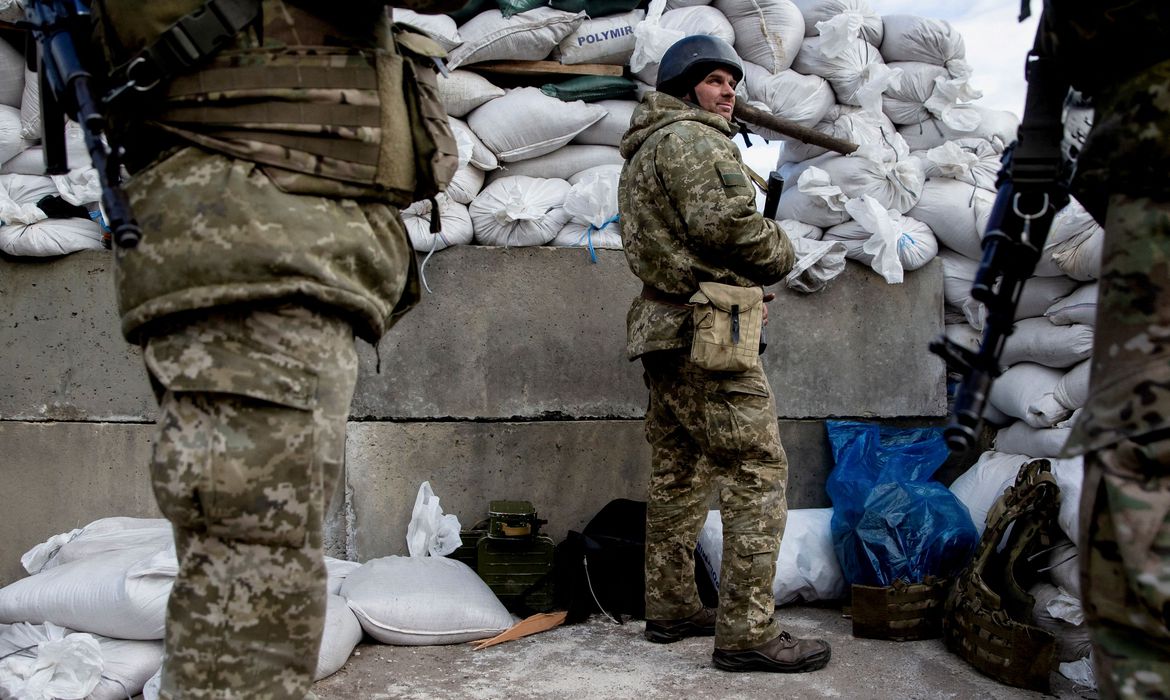 Ukrainian service members are seen after Russia launched a massive military operation against Ukraine, at a check point in the city of Zhytomyr, Ukraine February 27, 2022.  REUTERS/Viacheslav Ratynskyi     TPX IMAGES OF THE DAY     