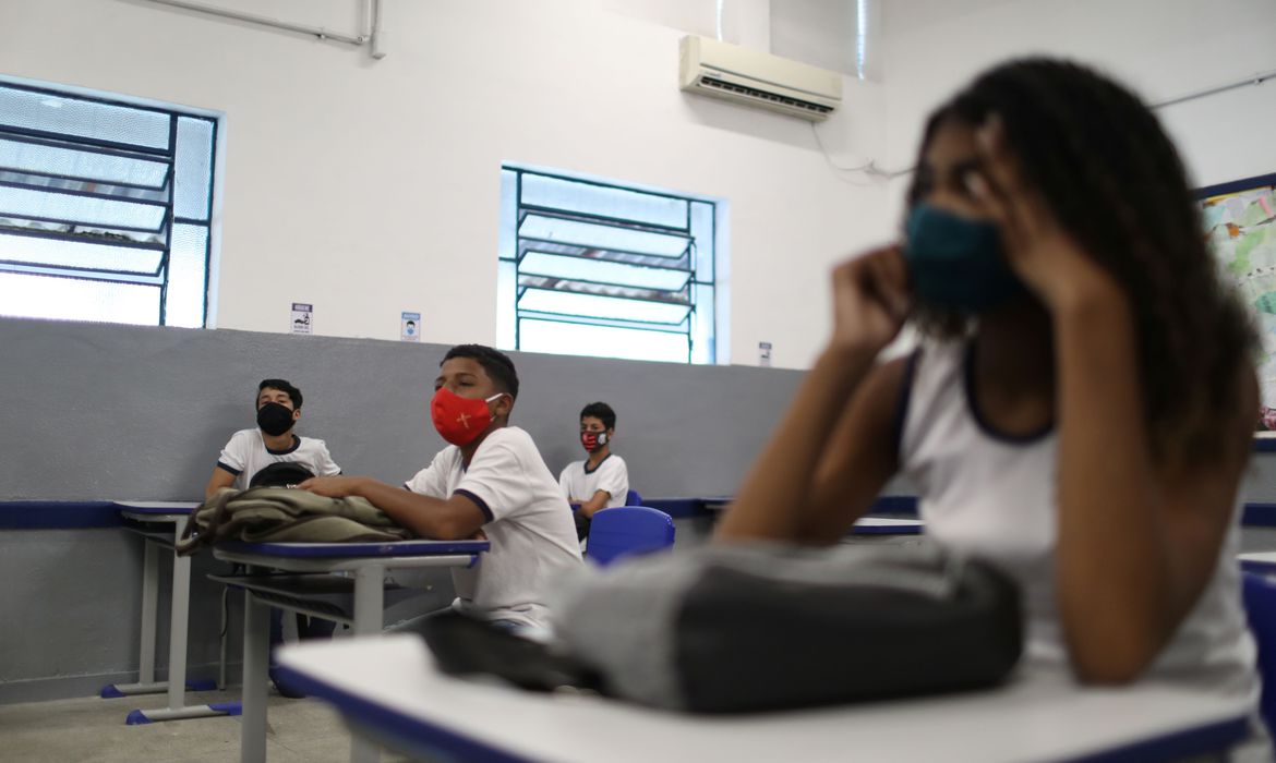 Students attend a class at Aplicacao Carioca Coelho Neto municipal school as some schools continue with the gradual reopening, amid the coronavirus disease (COVID-19) outbreak, in Rio de Janeiro, Brazil November 24, 2020. REUTERS/Pilar Olivares