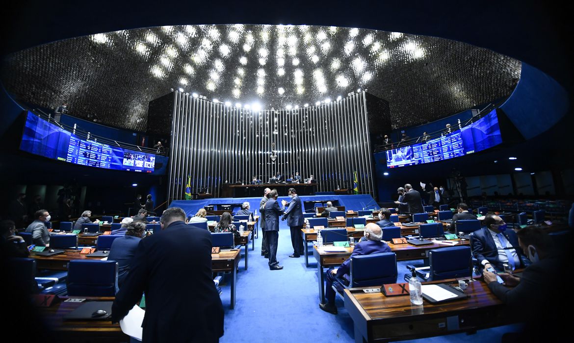 Plenário do Senado Federal durante sessão deliberativa semipresencial.Em sessão semipresencial, senadores analisam a MP 971/2020, que autoriza reajuste de salário para policiais civis e militares e bombeiros militares do Distrito Federal. Também está na pauta o PLV 38/2020, oriundo da MP 974/2020, que prorroga contratos no âmbito do Ministério da Saúde e que atingem profissionais de saúde que atuam nos hospitais federais do Rio de Janeiro, e indicações para embaixadores do Brasil em diversos países.Mesa:presidente do Senado Federal, senador Davi Alcolumbre (DEM-AP); secretário-geral da Mesa do Senado Federal, Luiz Fernando Bandeira de Mello Filho;senador Rogério Carvalho Santos (PT-SE).Foto: Marcos Oliveira/Agência Senado