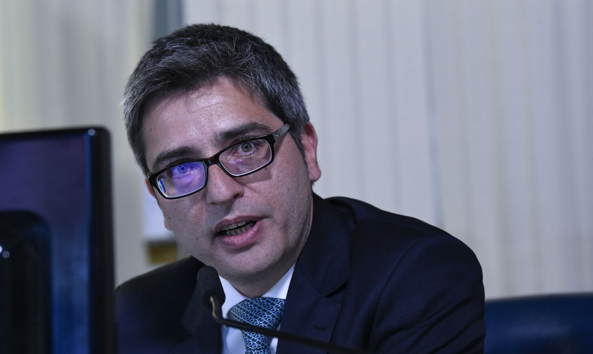 Sessão Deliberativa Remota (SDR) do Senado Federal realizada a partir da sala de controle da Secretaria de Tecnologia da Informação (Prodasen). Na ordem do dia, o PL 3.819/2020, que restaura a obrigatoriedade da prévia licitação do serviço público de transporte coletivo interestadual e internacional de passageiros; o PL 3.877/2020, que autoriza o acolhimento de depósitos voluntários de instituições financeiras pelo Banco Central; e o Projeto de Lei Complementar (PLP) 19/2019, que estabelece requisitos para nomeação e demissão do presidente e dos diretores do Banco Central, bem como vedações aos ocupantes do cargo. Toma posse o senador Carlos Portinho (sem partido-RJ) em virtude do falecimento do senador titular, Arolde de Oliveira, em 21 de outubro. Foto: Jefferson Rudy/Agência Senado