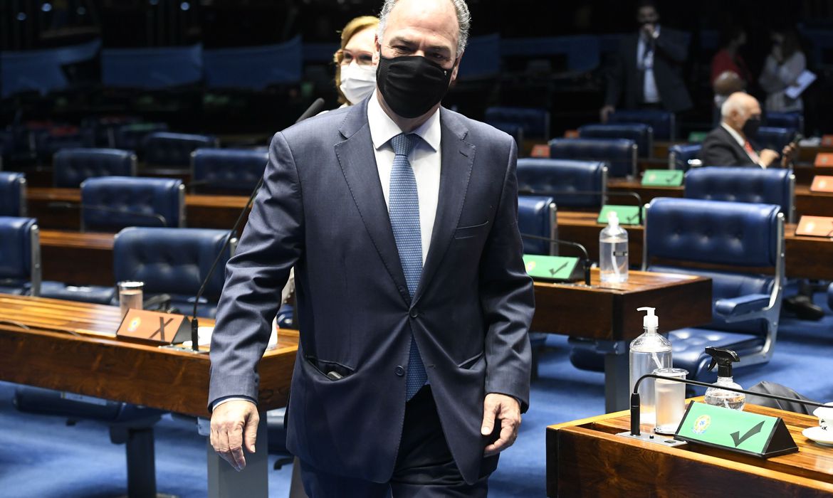 Plenário do Senado Federal durante sessão deliberativa extraordinária semipresencial destinada a votar a PEC 23/2021, chamada de PEC dos Precatórios. A proposta estabelece o novo regime de pagamentos de precatórios, modifica normas relativas ao Novo Regime Fiscal e autoriza o parcelamento de débitos previdenciários. Ainda na pauta, a Medida Provisória 1.061/2021 que cria o Programa Auxílio Brasil e o Programa Alimenta Brasil.Em destaque, líder do governo no Senado Federal e relator da  PEC 23/2021, senador Fernando Bezerra Coelho (MDB-PE).Foto: Jefferson Rudy/Agência Senado