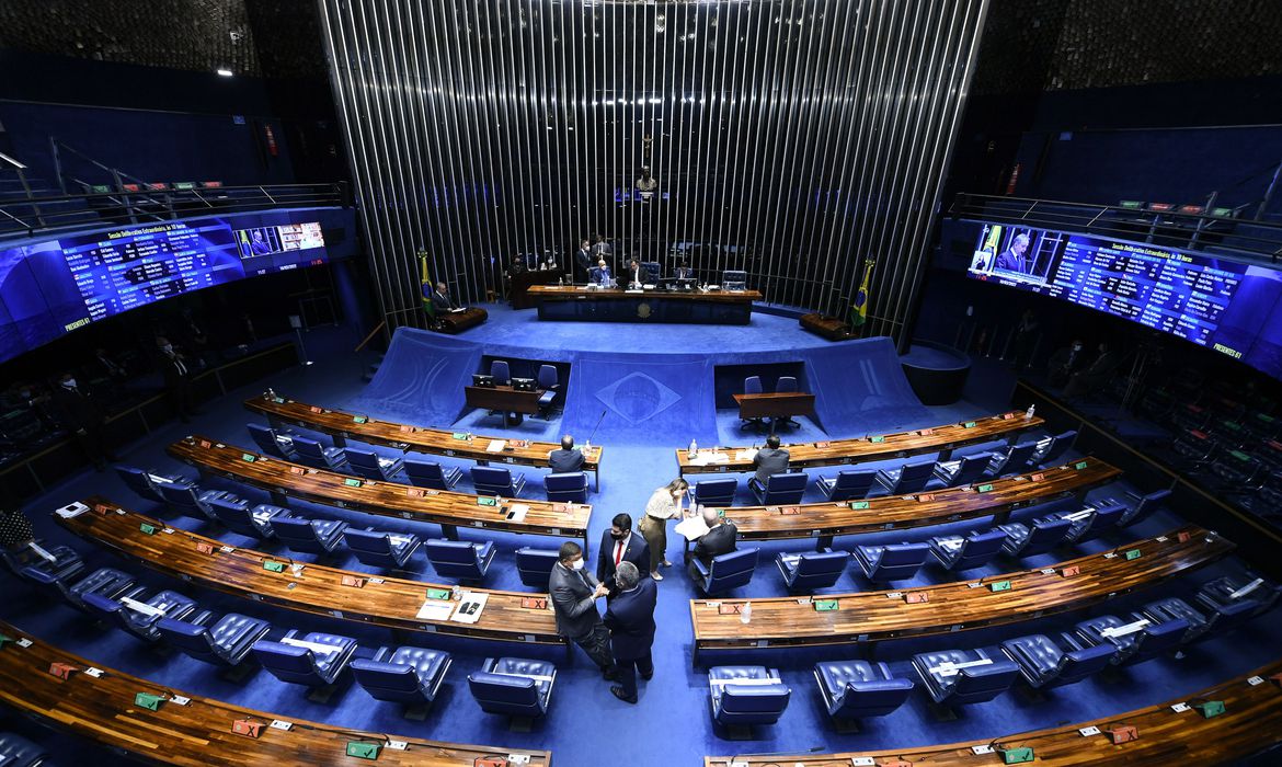 Plenário do Senado Federal durante sessão deliberativa extraordinária semipresencial. Na ordem do dia, o PL 3.846/2021, que cria a bula eletrônica de medicamentos. Segundo a proposta, os laboratórios poderão inserir um QR code nas embalagens dos remédios para que consumidores acessem informações detalhadas sobre o produto. Também está na pauta, o PL 4.727/2020, que extingue a previsão de pagamento de multa para o advogado que abandonar processo judicial. Mesa: senador Confúcio Moura (MDB-RO); presidente do Senado Federal, senador Rodrigo Pacheco (PSD-MG);secretário-geral da Mesa do Senado Federal, Gustavo A. Sabóia Vieira.  Em discurso, à tribuna, senador Izalci Lucas (PSDB-DF).Foto: Edilson Rodrigues/Agência Senado