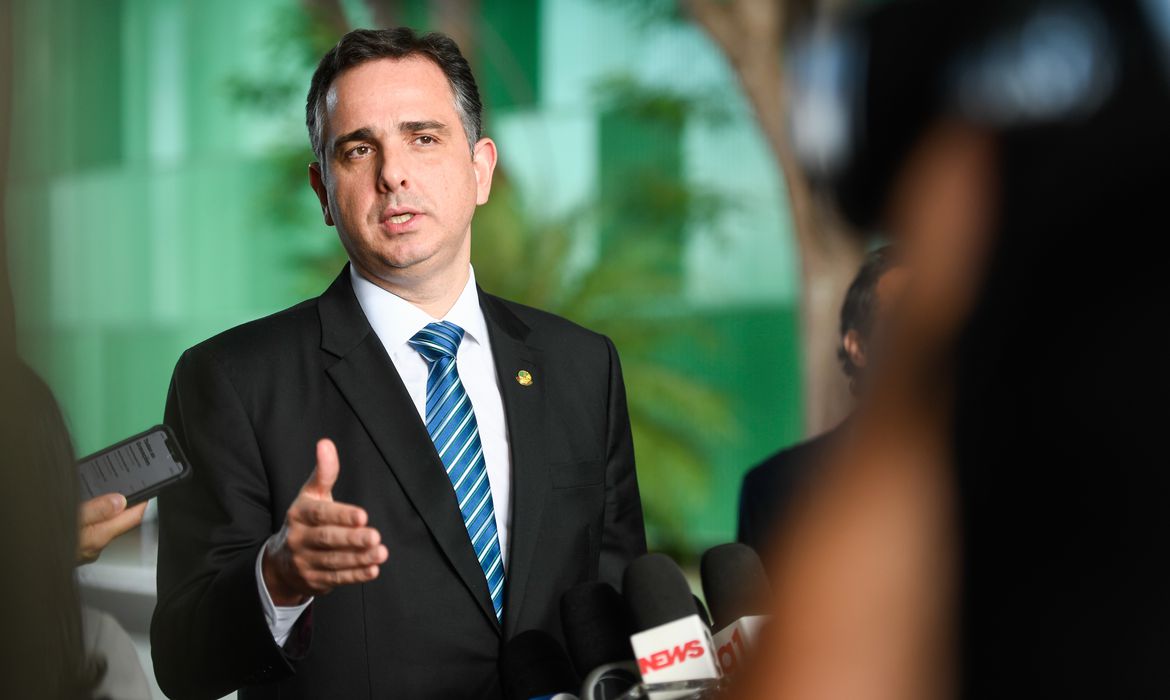 Presidente do Senado Federal, senador Rodrigo Pacheco (PSD-MG), se reuniu com o presidente do Supremo Tribunal Federal (STF). O encontro foi uma demonstração de apoio ao STF e ao processo eleitoral brasileiro. Na ocasião, Pacheco concede entrevista e afirma que é preciso reforçar a harmonia entre os Poderes da República.Foto: Pedro Gontijo/Senado Federal
