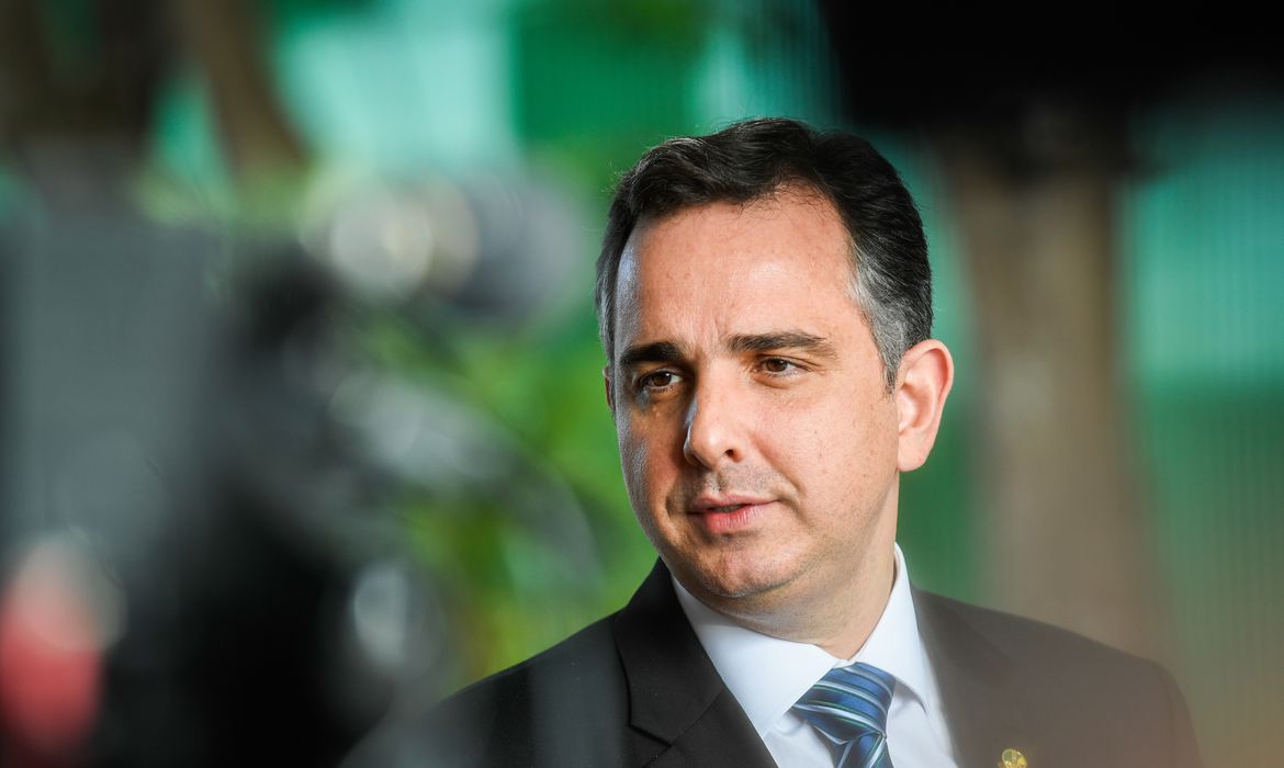 Presidente do Senado Federal, senador Rodrigo Pacheco (PSD-MG), se reuniu com o presidente do Supremo Tribunal Federal (STF). O encontro foi uma demonstração de apoio ao STF e ao processo eleitoral brasileiro. Na ocasião, Pacheco concede entrevista e afirma que é preciso reforçar a harmonia entre os Poderes da República.Foto: Pedro Gontijo/Senado Federal