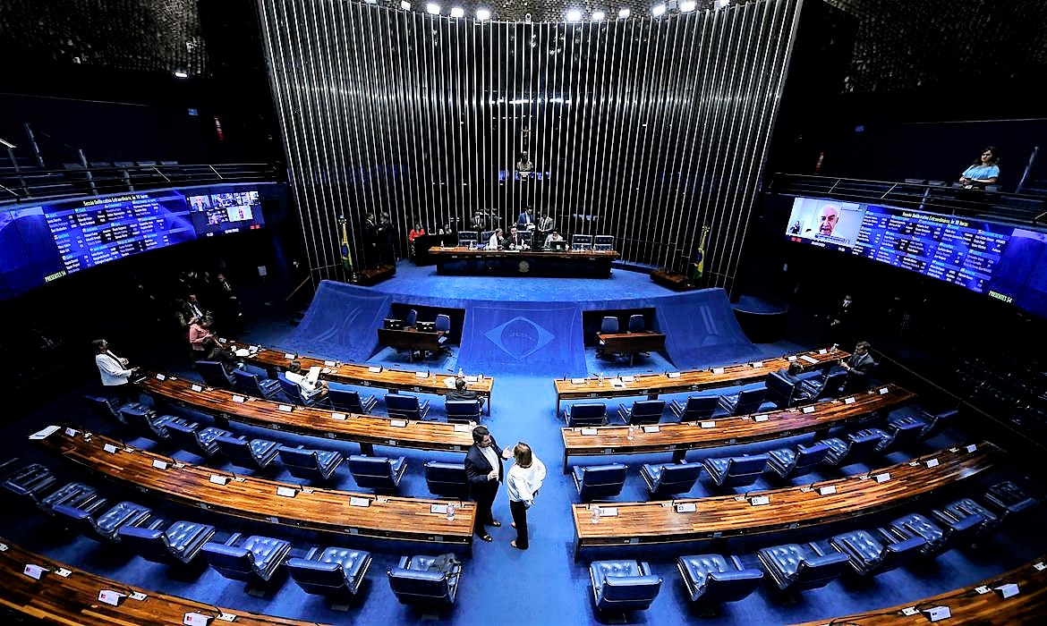 Plenário do Senado Federal durante sessão deliberativa extraordinária semipresencial.Na ordem do dia, o PL 196/2020, que permite que consórcios públicos instituam fundos de custeio de programas, ações e projetos de interesse público. Também na pauta, o PL 1.884/2022, que prevê a redefinição dos limites do Parque Nacional da Serra dos Órgãos, localizado no estado do Rio de Janeiro.  Mesa: senadora Margareth Buzetti (PP-MT);presidente do Senado Federal, senador Rodrigo Pacheco (PSD-MG);secretário-geral da Mesa do Senado Federal, Gustavo A. Sabóia Vieira. No painel, senador Confúcio Moura (MDB-RO) em pronunciamento via videoconferência.Bancada:senador Marcos do Val (Podemos-ES);senadora Zenaide Maia (Pros-RN).Foto: Edilson Rodrigues/Agência Senado