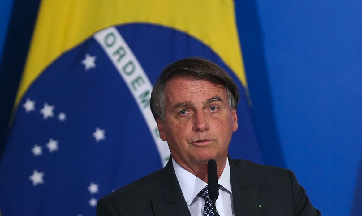 O presidente da República,Jair Bolsonaro,e o ministro das Comunicações, Fábio Faria, participam de cerimônia de assinatura de termos de autorização de uso de radiofrequências pelas empresas vencedoras das faixas do leilão do 5G, no Palácio do Planalto
