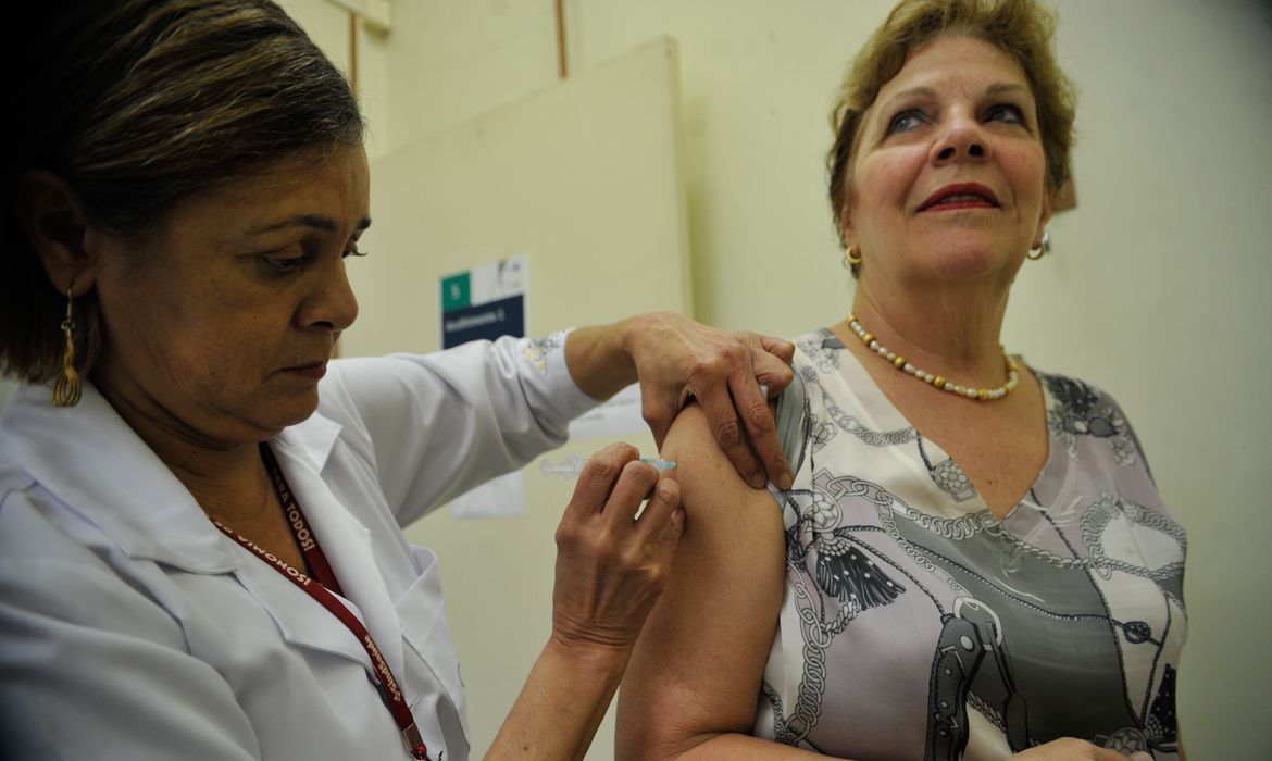 Campanha nacional de vacinação contra gripe em 2015. Na foto: Maria Jose Mussoi, aposentada (Elza Fiúza/Agência Brasil)