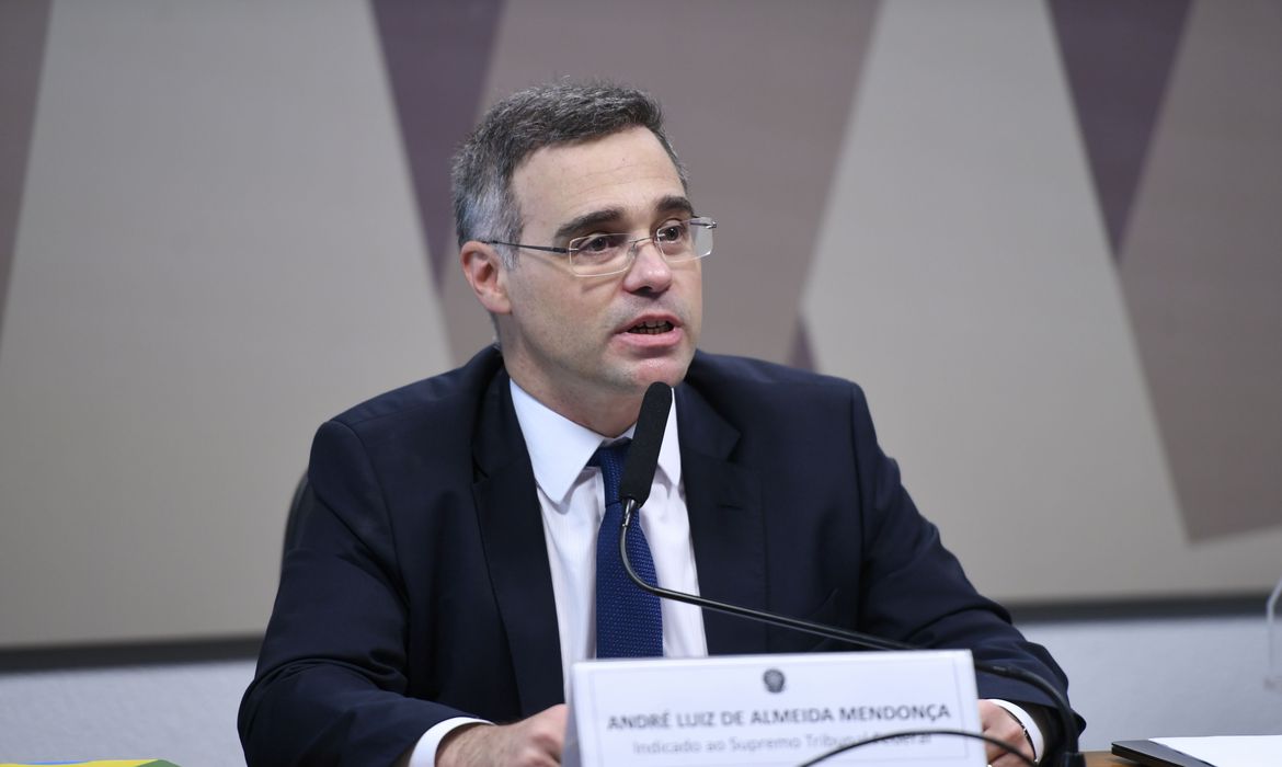 Comissão de Constituição, Justiça e Cidadania (CCJ) realiza sabatina do ex-advogado-geral da União, indicado à vaga no Supremo Tribunal Federal (STF), decorrente da aposentadoria do ministro Marco Aurélio Mello. Indicado para exercer o cargo de ministro do Supremo Tribunal Federal (STF), André Luiz de Almeida Mendonça, inicia sua fala assumindo que, apesar de ser “genuinamente evangélico” e ligado à Igreja Presbiteriana, assume o compromisso pelo Estado laico e pelo respeito à Constituição. De acordo com ele, laicidade é a neutralidade e a não concessão de privilégios a um determinado grupo pela condição religiosa. —  Ainda que eu seja genuinamente evangélico, não vejo espaço para manifestação religiosa no STF. Na vida, a bíblia; no Supremo, a Constituição. Foto: Edilson Rodrigues/Agência Senado