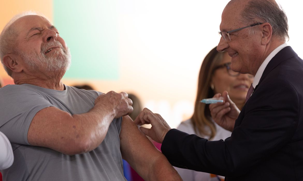 O presidente Luiz Inácio Lula da Silva e a ministra da Saúde, Nísia Trindade, lançam o Movimento Nacional pela Vacinação. Na ocasião o presidente foi vacinado pelo vice-presidente, Geraldo Alckmin
