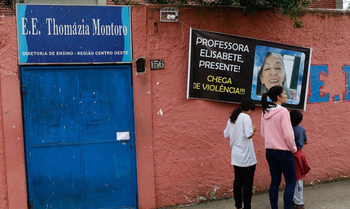 São Paulo (SP), 28/03/2023 - Alunos da escola estadual Thomazia Montoro e secundaristas do movimento estudantil prestam homenagens às vítimas do ataque, na porta da escola, em Vila Sônia. Foto: Fernando Frazão/Agência Brasil