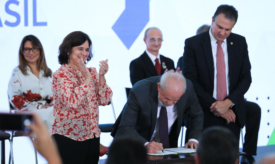 Brasília (DF) 20/03/2023 Presidente da República, Luiz Inácio Lula da Silva, e a ministra da Saúde, Nísia Trindade, durante solenidade que anunciou a retomada do programa Mais Médicos para o Brasil.