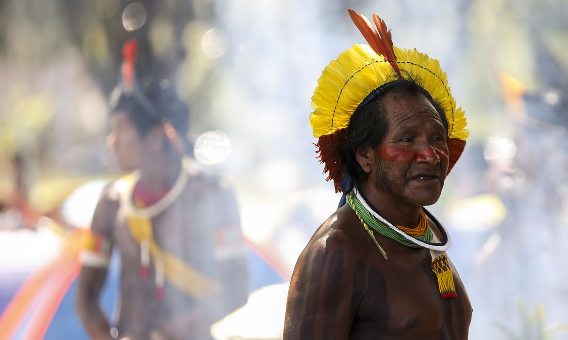 Brasília - Indígenas de todo o Brasil chegam à Brasília para o Acampamento Terra Livre.