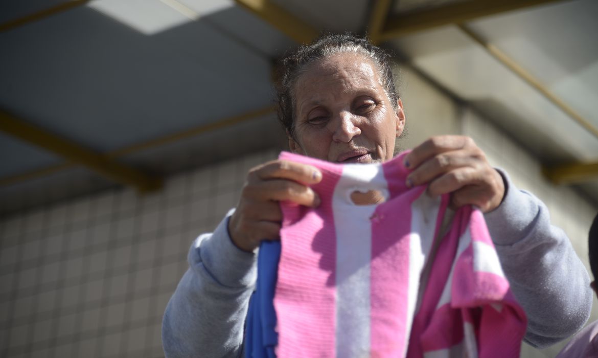 Rio de Janeiro - Rosilene Alves Ferreira, mãe da adolescente Maria Eduarda Alves da Conceição, de 13 anos, desesperou-se: &quot;Amanhã, eu não tenho mais o meu bebê&quot; Tânia Rêgo/Agência Brasil