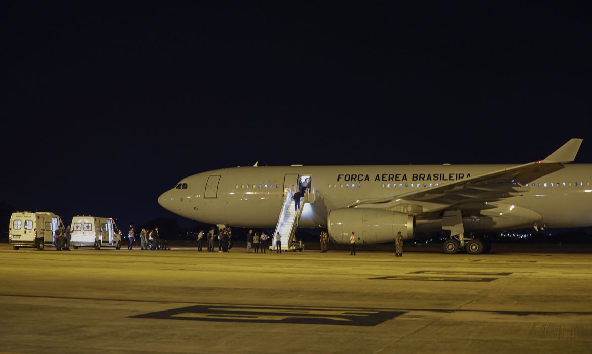 Brasília (DF) 11/10/2023 – O primeiro avião da FAB trazendo 211 brasileiros de Israel aterrissa às 4h da manhã, na Base Aérea de Brasília. A operação de resgate, denominada Voltando em Paz, começou no domingo (8) com a saída da aeronave do Brasil com destino à Itália e, de lá, para Tel Aviv (capital israelense), de onde os brasileiros embarcaram.Foto: Joédson Alves/Agência Brasil