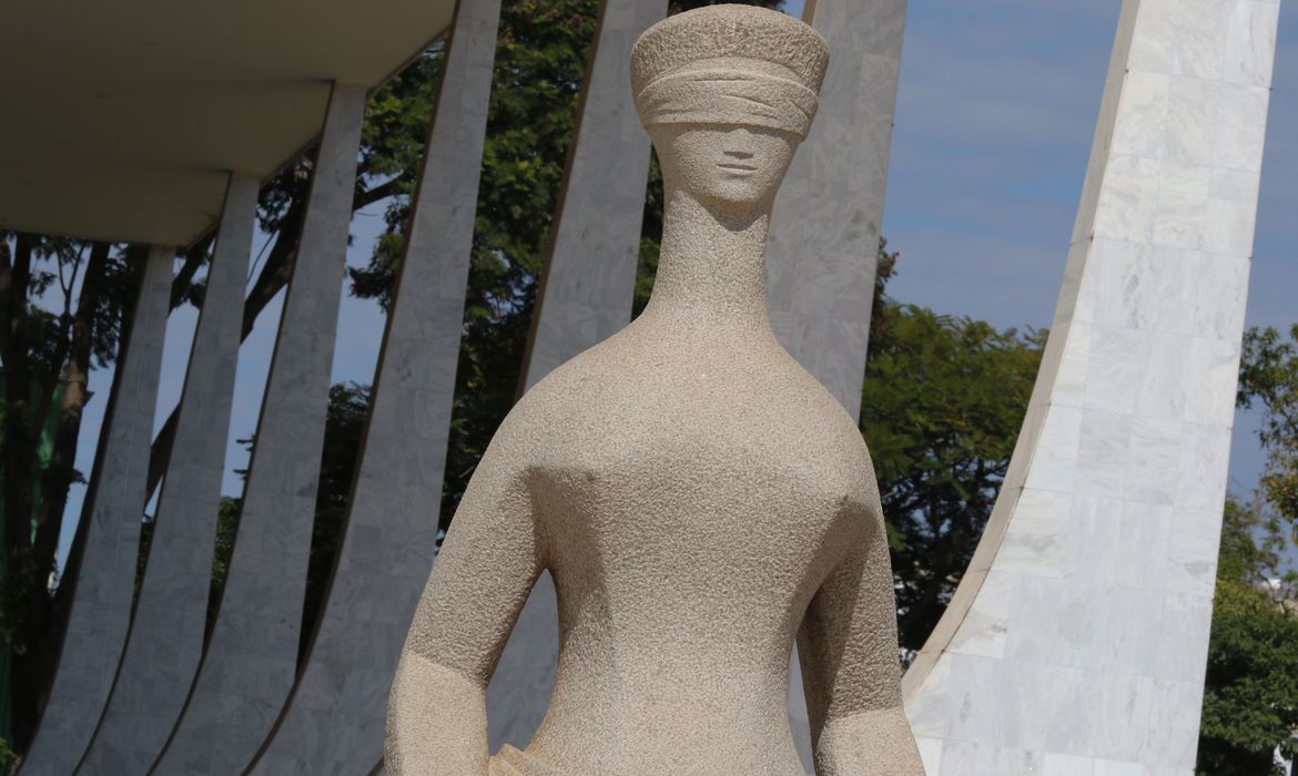 Estátua da justiça em frente ao Palácio do Supremo Tribunal Federal na Praça dos Três poderes em Brasília