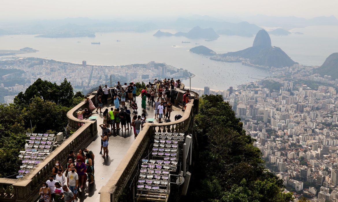 Subida até os braços da estátua do Cristo Redentor, no morro do Corcovado. As obras de restauro da estátua estão sendo finalizadas este mês. Em outubro deste ano o Cristo Redentor completa 90 anos.