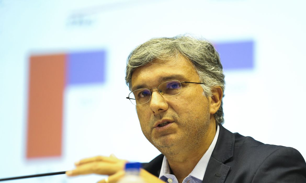 O  Secretário especial do Tesouro e Orçamento, Esteves Colnago, concede entrevista à imprensa, para detalhar o projeto de Lei de Diretrizes Orçamentárias (LDO) de 2023.
