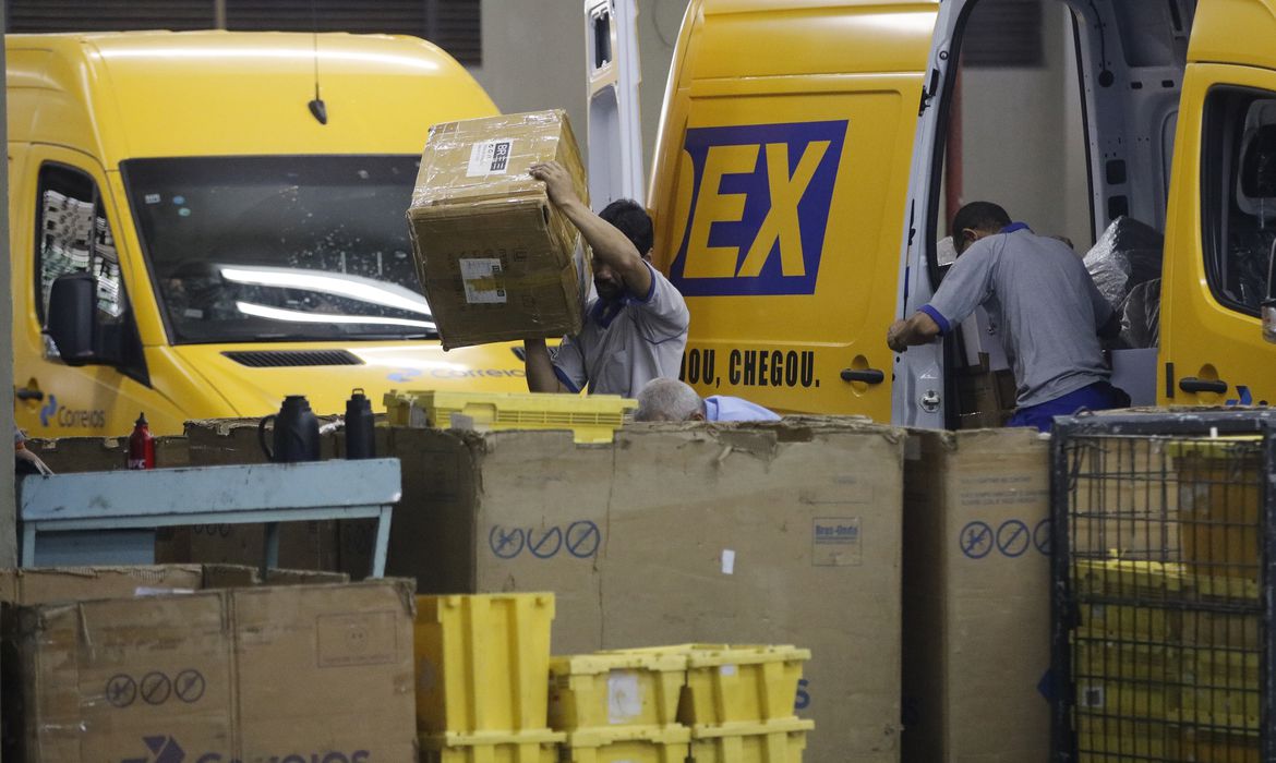 Movimento no Centro de Tratamento de Encomendas dos Correios, em Benfica