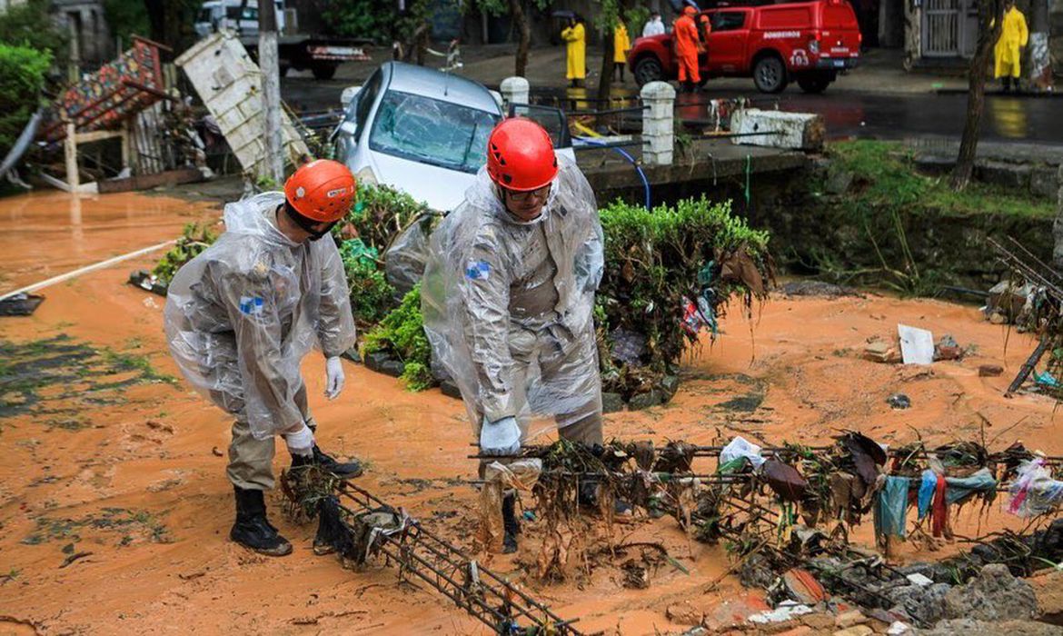 Nossos militares seguem na missão de resgate em Petrópolis na tarde deata segunda-feira (21.03). Na Rua Washington Luis, no Centro, houve deslizamento de terra e desabamento de imóveis.