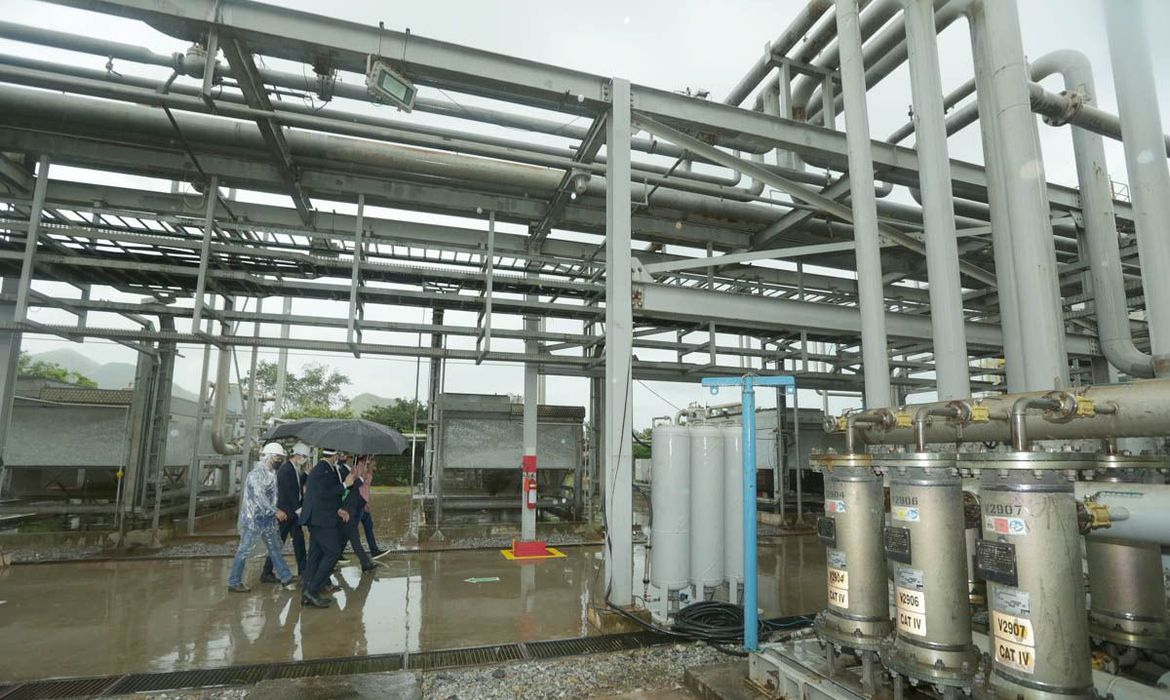 visita guiada das autoridades na usina de biometano