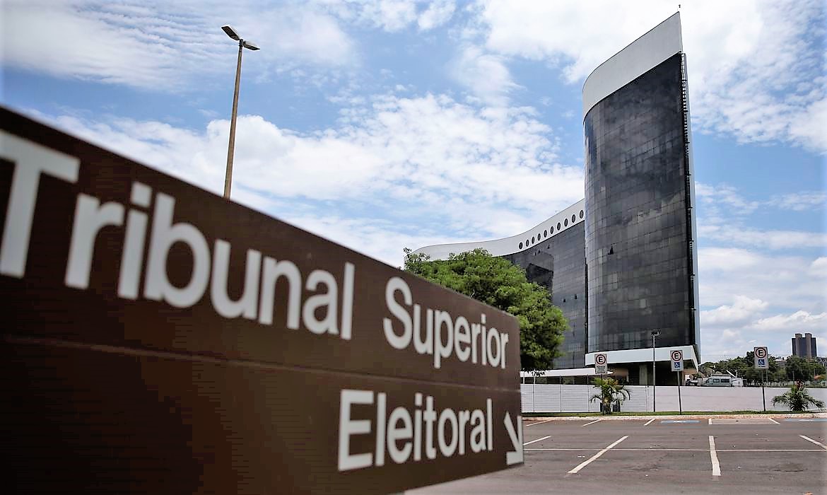 O TSE aumentou o esquema de segurança para acessar o prédio do tribunal neste domingo
