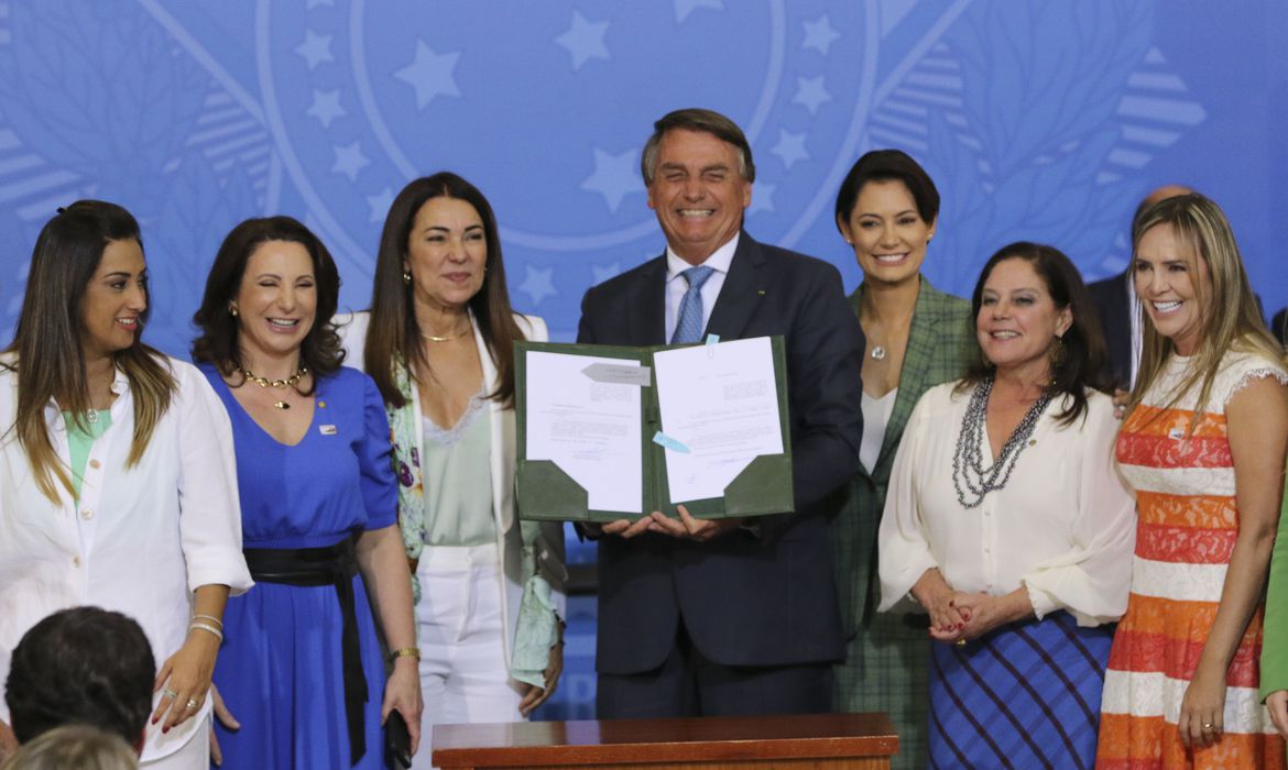O presidente da República, Jair Bolsonaro, a primeira dama, Michelle Bolsonaro, e as parlamentares da bancada feminina, participam da cerimônia de lançamento de novas ações do Programa Renda e Oportunidade