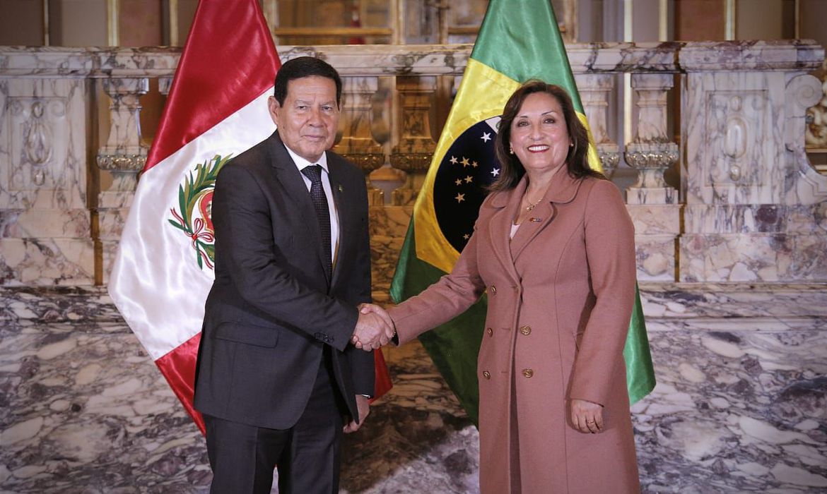 Vice - presidente do Brasil, General Hamilton Mourão, durante encontro com a vice-presidente do Peru, Dina Boluarte. Sigo em agenda oficial no país andino até quarta-feira.