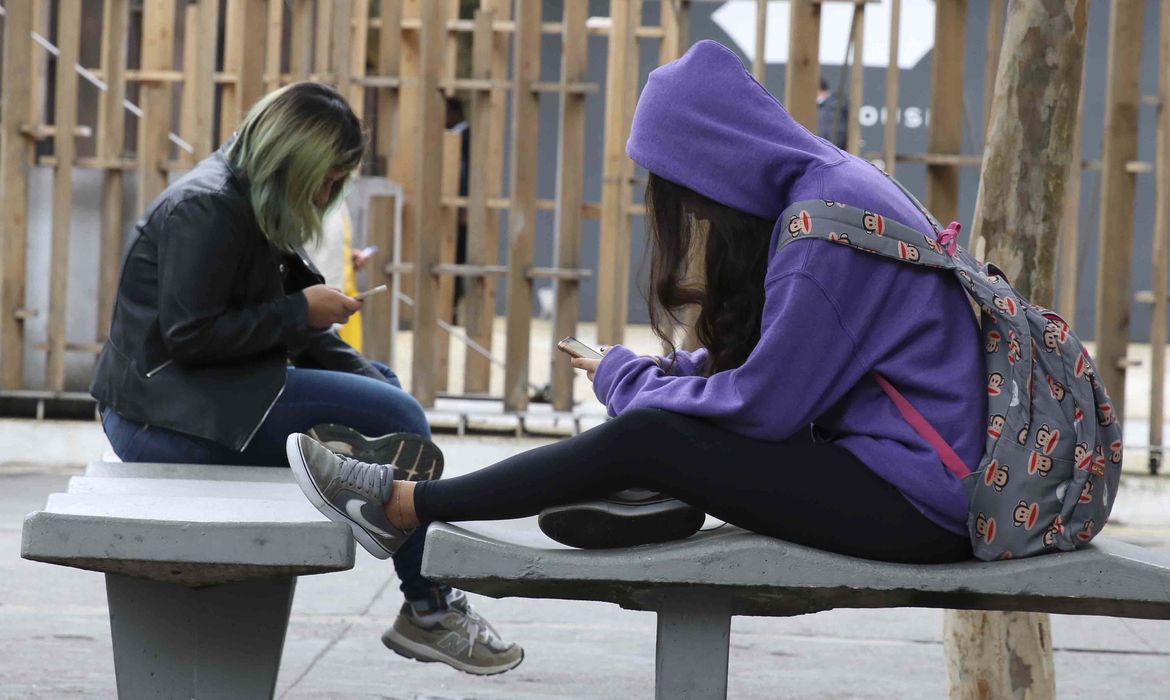  Uso contínuo de celular com  a cabeça inclinada para baixo pode gerar problemas na cervical.