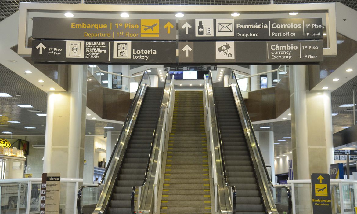 Rio de Janeiro - Aeroporto Santos Dumont fica vazio em primeiro dia com maioria das operações transferidas para o Galeão. (Foto: Tomaz Silva/Agência Brasil)