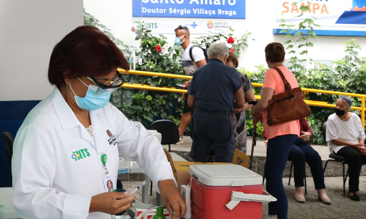 Início da vacinação contra covid-19 em pessoas acima de 90 anos na UBS Santo Amaro.